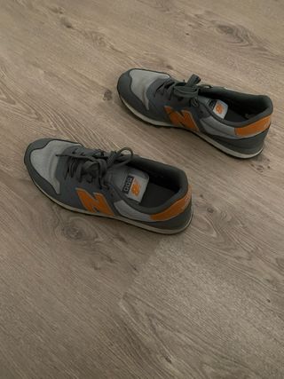 Zapatillas New Balance grises y naranjas