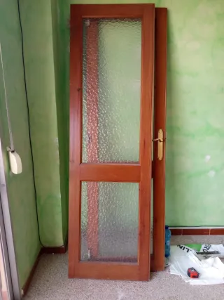 Puerta doble de madera con cristal