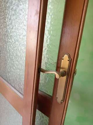 Puerta doble de madera con cristal