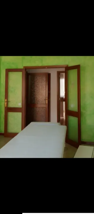Puerta doble de madera con cristal