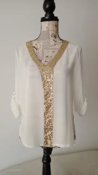 Blusa blanca con detalles dorados