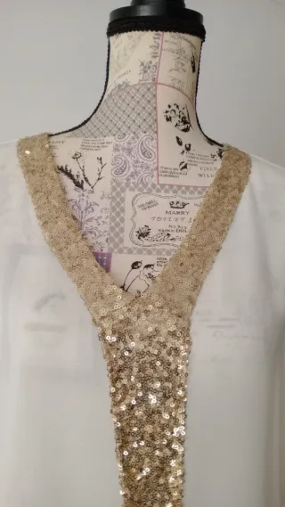 Blusa blanca con detalles dorados