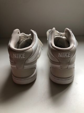 Zapatillas Nike Blancas y Beige