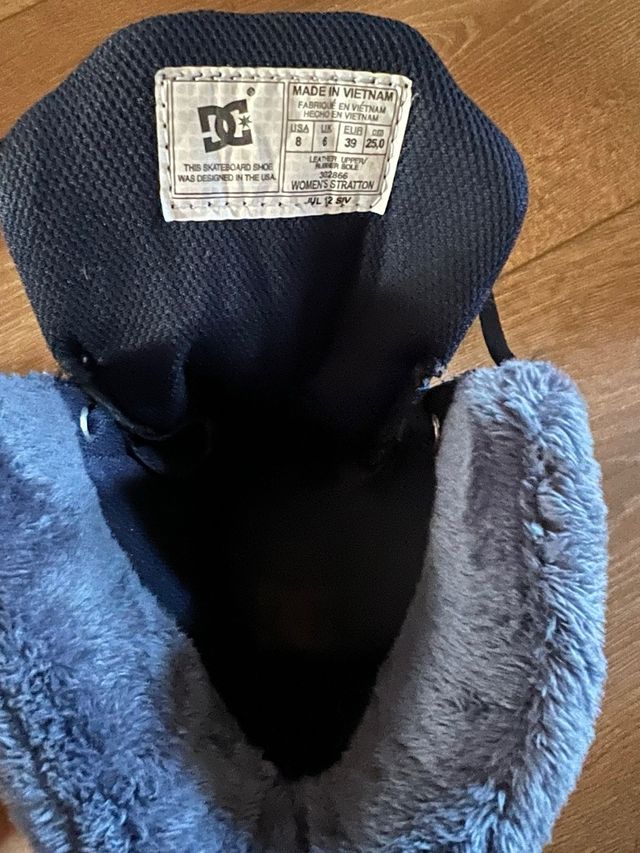 Botas DC Shoes azules y marrones.