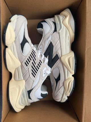 Zapatillas New Balance Beige y Negro