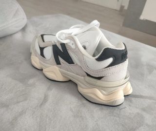 Zapatillas New Balance Beige y Negro