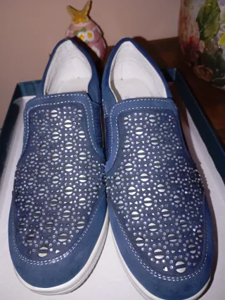 Scarpe scamosciate blu con dettagli argento