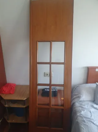 Puerta de madera con cristal