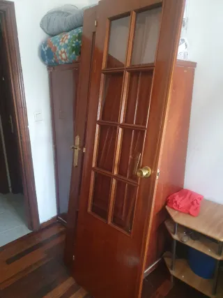 Puerta de madera con cristal