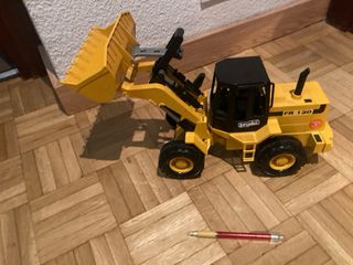 Excavadora de juguete amarilla grande como nueva.