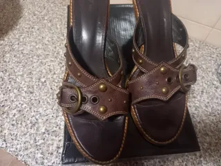 Sandalias de cuero con hebilla