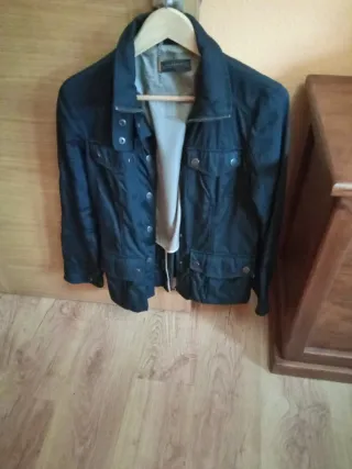 Chaqueta impermeable negra