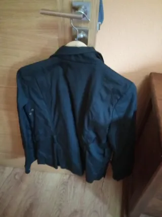Chaqueta impermeable negra