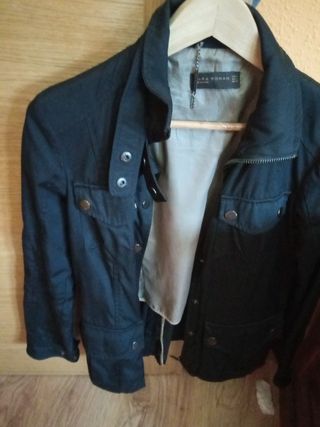 Chaqueta impermeable negra