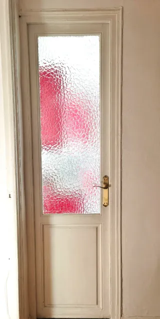 Puerta antigua con cristal texturizado
