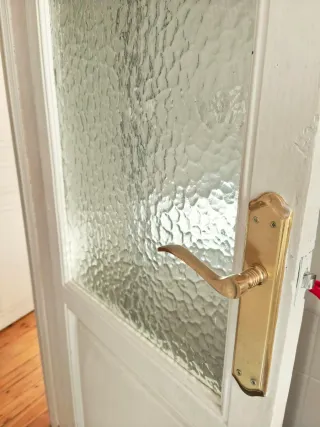 Puerta antigua con cristal texturizado