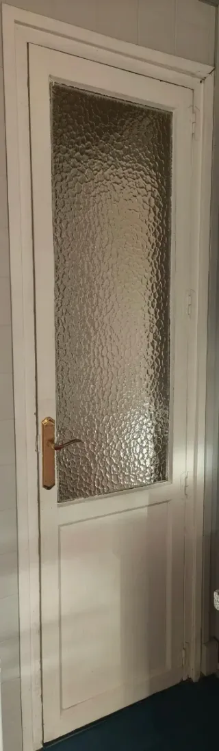 Puerta antigua con cristal texturizado