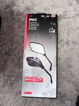 Baúl enorme de moto con espejos retrovisores