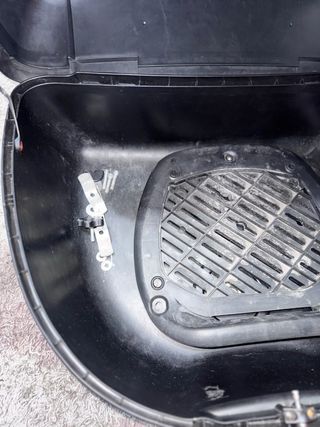 Baúl enorme de moto con espejos retrovisores