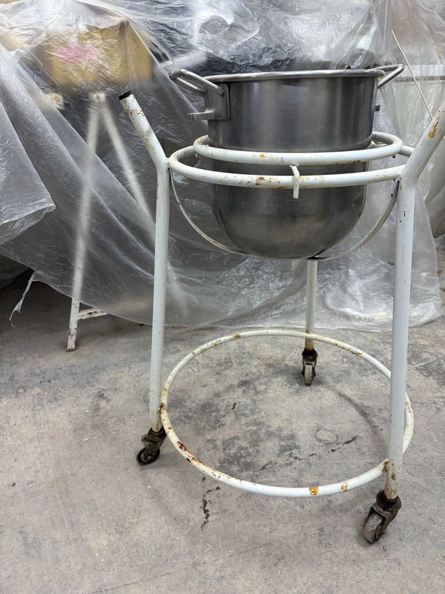 Soporte metálico con ruedas para batidora