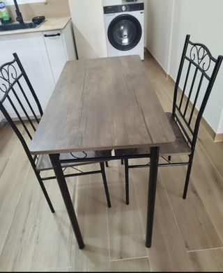 Mesa de comedor con 2 sillas