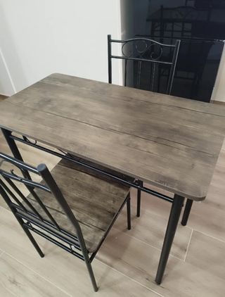 Mesa de comedor con 2 sillas
