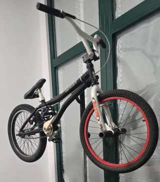 Bicicleta BMX Monty Negra.