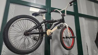 Bicicleta BMX Monty Negra.