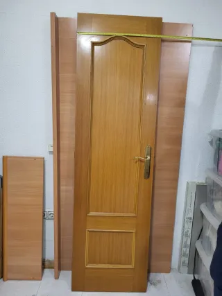 Puerta madera maciza