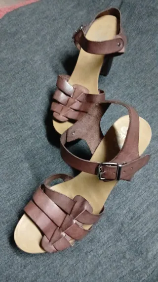 Sandalias de tacón marrones (nuevas)