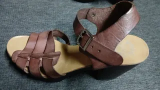Sandalias de tacón marrones (nuevas)