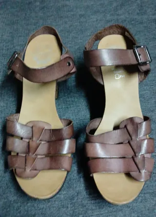 Sandalias de tacón marrones (nuevas)