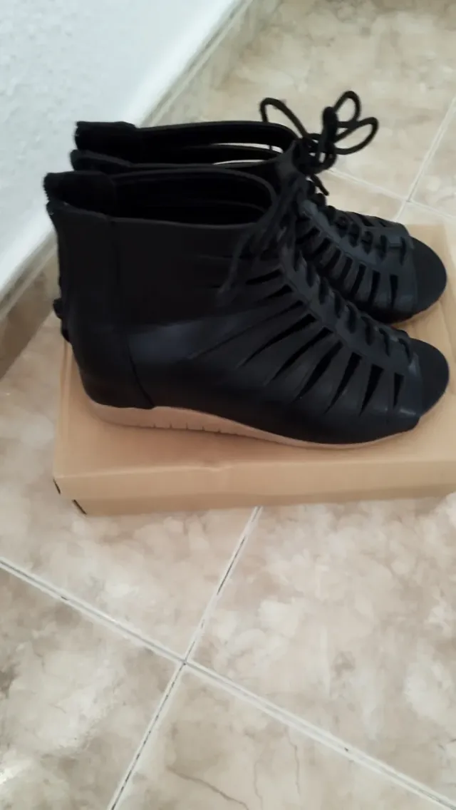 Sandalias gladiador negras con cordones. Ajustable