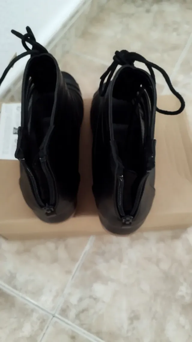 Sandalias gladiador negras con cordones. Ajustable