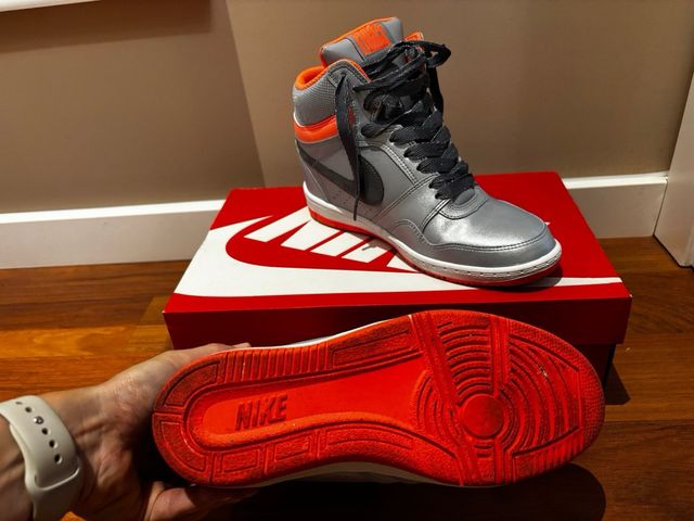 Zapatillas Nike con cuña plateadas y naranjas