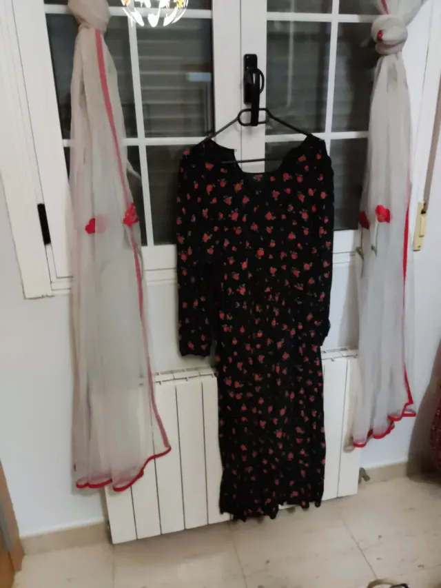 Vestido negro con estampado floral rojo