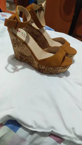 Zapatos de cuña DANA marrones