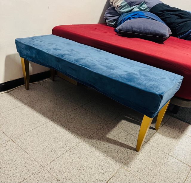 Banco pie de cama azul y dorado