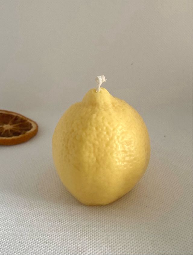 Vela artesanal con forma de limón