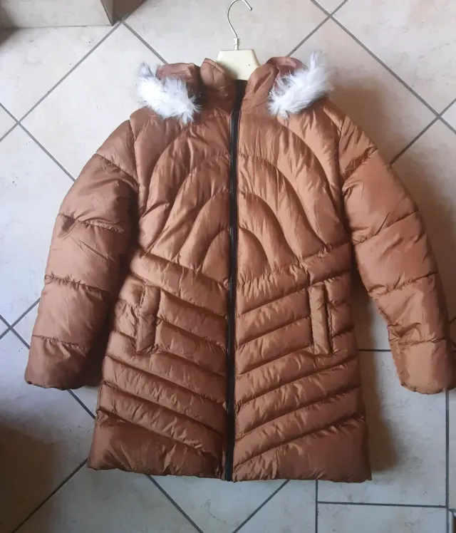 Piumino invernale con cappuccio.