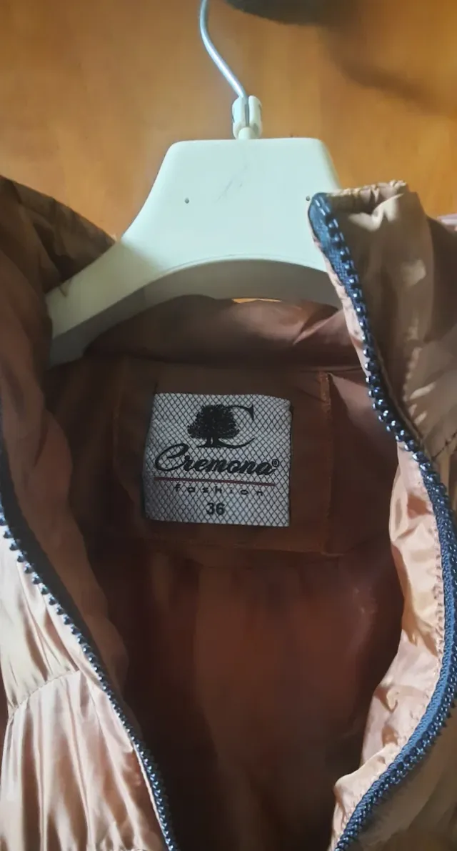 Piumino invernale con cappuccio.