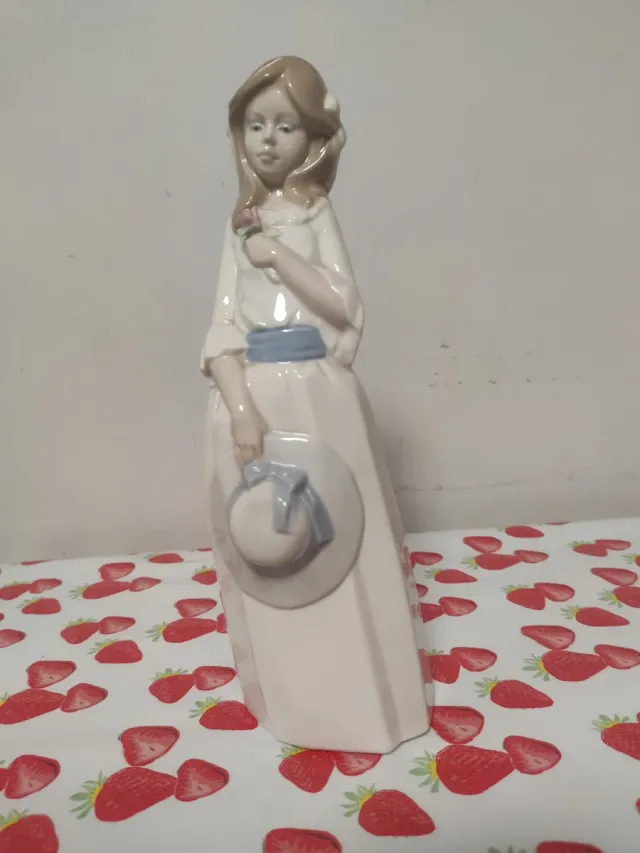 Figura cerámica Nadal niña con flor
