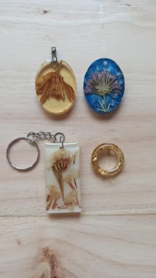 Pack collares, llavero y anillo de resina florales