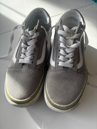 Zapatillas Vans grises y blancas