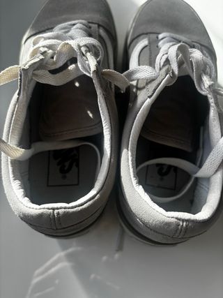 Zapatillas Vans grises y blancas