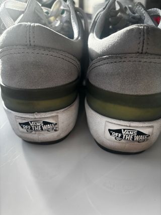 Zapatillas Vans grises y blancas