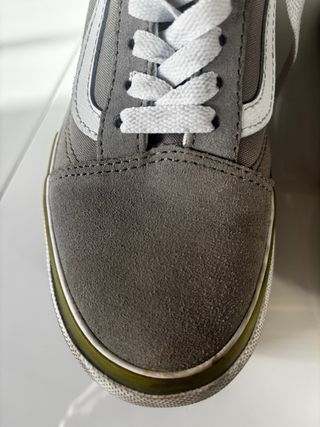 Zapatillas Vans grises y blancas