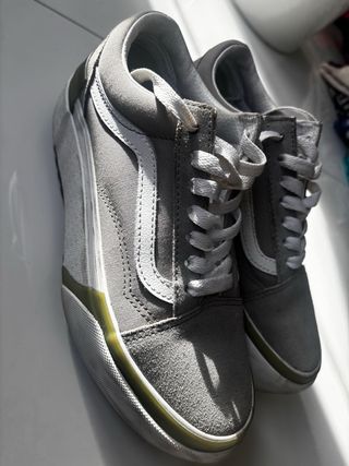 Zapatillas Vans grises y blancas