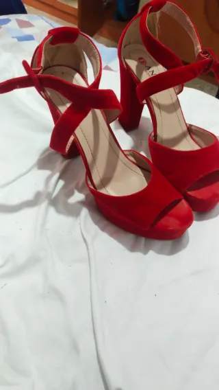 Zapatos de tacón rojos