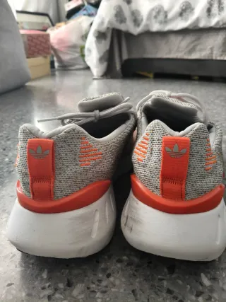 Zapatillas Adidas grises y naranjas